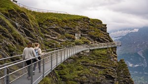 Grindelwald First Cliff wandeling© Switzerland Tourism/André Meier